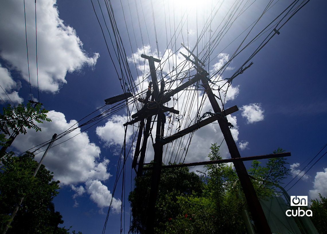 Cables eléctricos en La Habana. Foto: Otmaro Rodríguez.