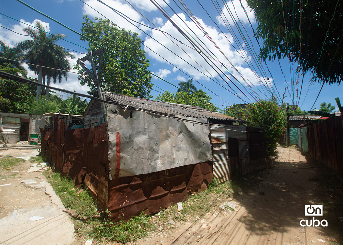 Cables eléctricos en barrio vulnerable en La Habana. Foto: Otmaro Rodríguez.