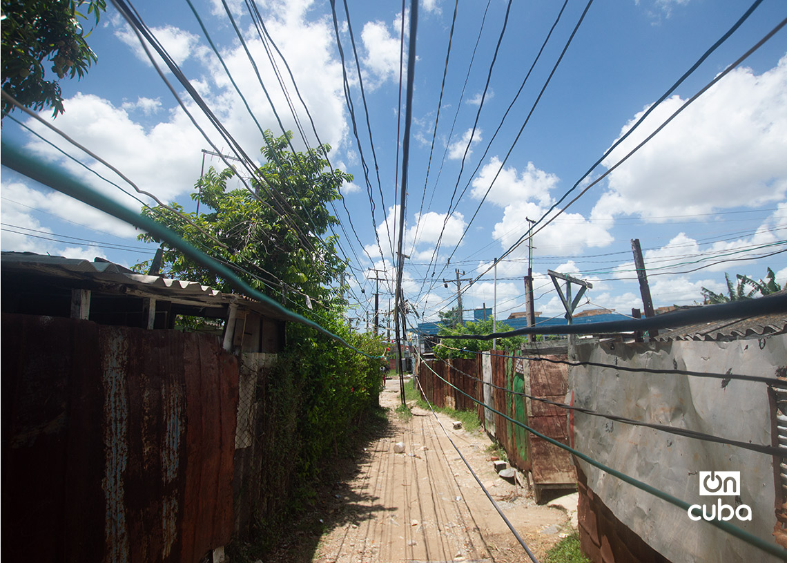 Cables eléctricos en barrio vulnerable en La Habana. Foto: Otmaro Rodríguez.