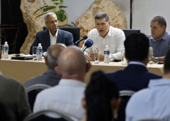 El vice primer ministro y ministro de Comercio Exterior e Inversión Extranjera de Cuba, Óscar Pérez-Oliva Fraga (c), habla en una rueda de prensa este viernes, en La Habana. Foto: EFE/Ernesto Mastrascusa.