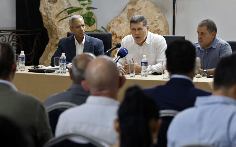 El vice primer ministro y ministro de Comercio Exterior e Inversión Extranjera de Cuba, Óscar Pérez-Oliva Fraga (c), habla en una rueda de prensa este viernes, en La Habana. Foto: EFE/Ernesto Mastrascusa.