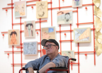 Flavio Garciandía durante la presentación de su exposición 'Flavio Garciandía: Autorretrato no autorizado' en el Museo de Arte Contemporáneo de Monterrey (Marco) este jueves, en Monterrey. Foto: Miguel Sierra/EFE.