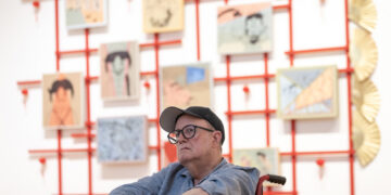 Flavio Garciandía durante la presentación de su exposición 'Flavio Garciandía: Autorretrato no autorizado' en el Museo de Arte Contemporáneo de Monterrey (Marco) este jueves, en Monterrey. Foto: Miguel Sierra/EFE.