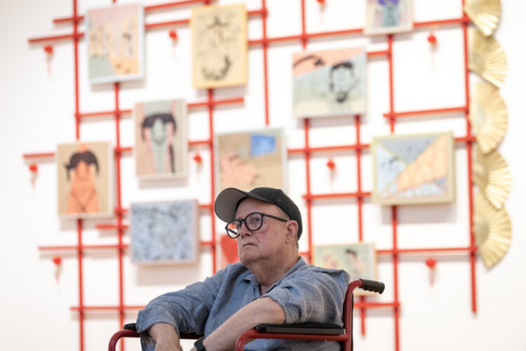 Flavio Garciandía durante la presentación de su exposición 'Flavio Garciandía: Autorretrato no autorizado' en el Museo de Arte Contemporáneo de Monterrey (Marco) este jueves, en Monterrey. Foto: Miguel Sierra/EFE.