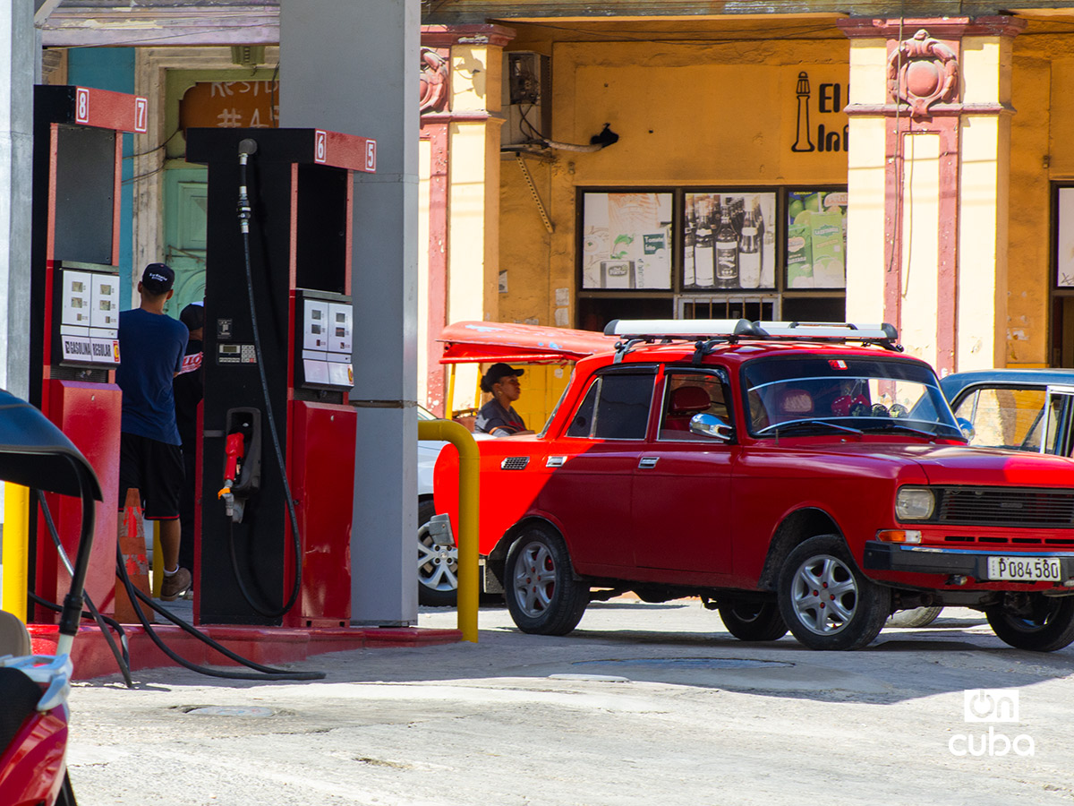 Autos en una gasolinera en La Habana. Foto: Otmaro Rodríguez.