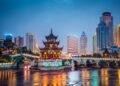 Tradición y modernidad. La ciudad de Guiyang, China. Pasó de ser una región montañosa aislada a convertirse en un importante centro tecnológico y de macrodatos. Alberga infraestructuras críticas como el búnker de datos de Apple para iCloud. Foto: Canva.