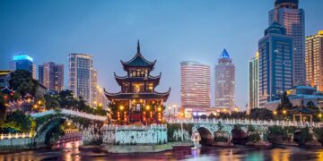 Tradición y modernidad. La ciudad de Guiyang, China. Pasó de ser una región montañosa aislada a convertirse en un importante centro tecnológico y de macrodatos. Alberga infraestructuras críticas como el búnker de datos de Apple para iCloud. Foto: Canva.