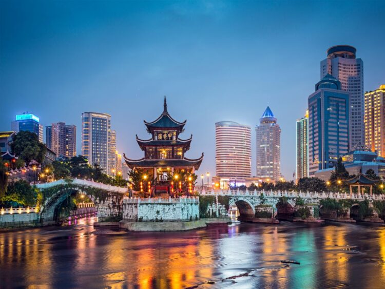 Tradición y modernidad. La ciudad de Guiyang, China. Pasó de ser una región montañosa aislada a convertirse en un importante centro tecnológico y de macrodatos. Alberga infraestructuras críticas como el búnker de datos de Apple para iCloud. Foto: Canva.