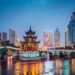 Tradición y modernidad. La ciudad de Guiyang, China. Pasó de ser una región montañosa aislada a convertirse en un importante centro tecnológico y de macrodatos. Alberga infraestructuras críticas como el búnker de datos de Apple para iCloud. Foto: Canva.