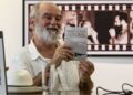 El autor Héctor Garrido muestra un ejemplar de "Habitación con cielo". Foto: Argel Ernesto González.