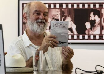 El autor Héctor Garrido muestra un ejemplar de "Habitación con cielo". Foto: Argel Ernesto González.