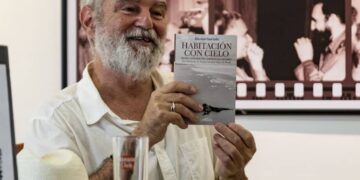 El autor Héctor Garrido muestra un ejemplar de "Habitación con cielo". Foto: Argel Ernesto González.