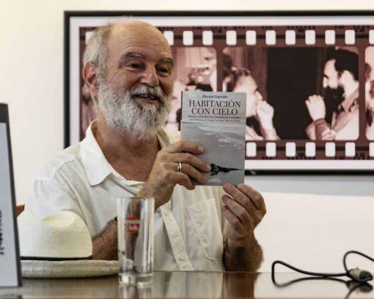 El autor Héctor Garrido muestra un ejemplar de "Habitación con cielo". Foto: Argel Ernesto González.