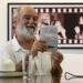 El autor Héctor Garrido muestra un ejemplar de "Habitación con cielo". Foto: Argel Ernesto González.
