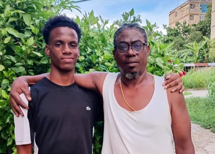 El estudiante de danza Jhonever Hernández Romero y su padre, su gran aliado. Foto: Ariel Dacal.