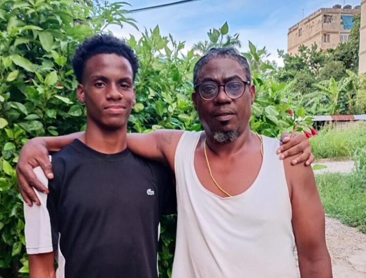 El estudiante de danza Jhonever Hernández Romero y su padre, su gran aliado. Foto: Ariel Dacal.