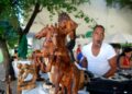 La figura de Eggún, orisha protector de los ancestros, preside el mercadillo de artesanías de La Rampa, con una capacidad instintiva para “limpiar” su entorno de energías negativas o personas con malas intenciones. Foto: AMD