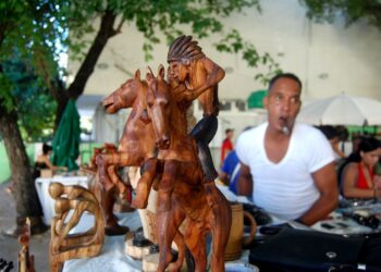 La figura de Eggún, orisha protector de los ancestros, preside el mercadillo de artesanías de La Rampa, con una capacidad instintiva para “limpiar” su entorno de energías negativas o personas con malas intenciones. Foto: AMD