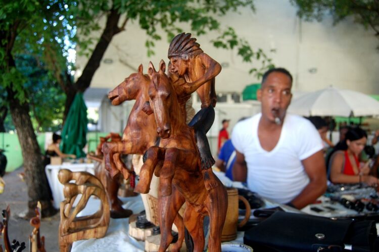 La figura de Eggún, orisha protector de los ancestros, preside el mercadillo de artesanías de La Rampa, con una capacidad instintiva para “limpiar” su entorno de energías negativas o personas con malas intenciones. Foto: AMD