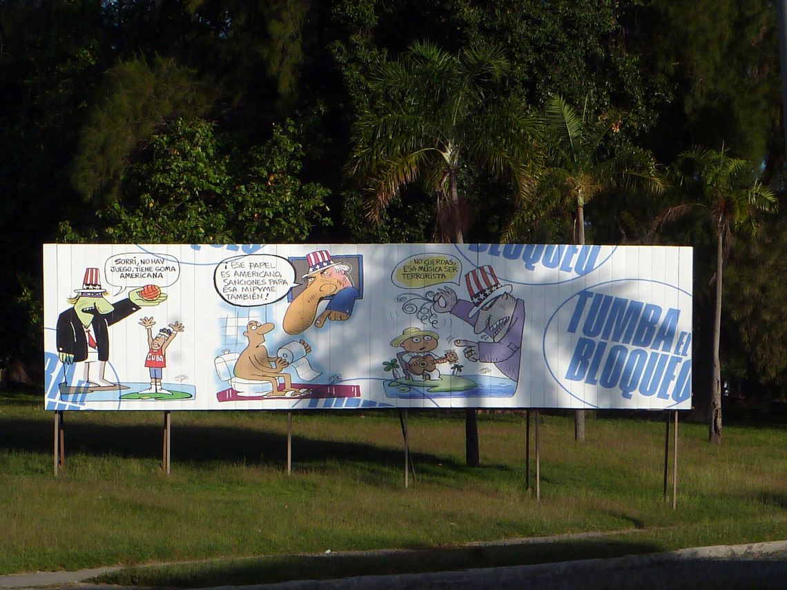 Valla con propaganda gubernamental contra el embargo de EE.UU. contra Cuba, en La Habana. Foto: AMD.