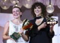 La directora danesa May el-Toukhy (derecha) sostiene el León de Oro y la actriz danesa Mathilde Arcel sostiene la Copa Volpi a la Mejor Actriz por su película Mujer desconocida. Foto: EFE/EPA/ETTORE FERRARI.