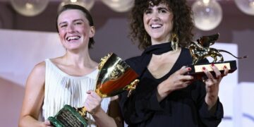 La directora danesa May el-Toukhy (derecha) sostiene el León de Oro y la actriz danesa Mathilde Arcel sostiene la Copa Volpi a la Mejor Actriz por su película Mujer desconocida. Foto: EFE/EPA/ETTORE FERRARI.
