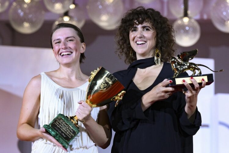 La directora danesa May el-Toukhy (derecha) sostiene el León de Oro y la actriz danesa Mathilde Arcel sostiene la Copa Volpi a la Mejor Actriz por su película Mujer desconocida. Foto: EFE/EPA/ETTORE FERRARI.