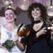 La directora danesa May el-Toukhy (derecha) sostiene el León de Oro y la actriz danesa Mathilde Arcel sostiene la Copa Volpi a la Mejor Actriz por su película Mujer desconocida. Foto: EFE/EPA/ETTORE FERRARI.