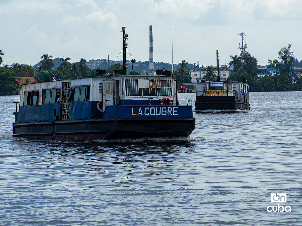 Las lanchitas de Regla y Casablanca, en la bahía de La Habana. Foto: Otmaro Rodríguez.