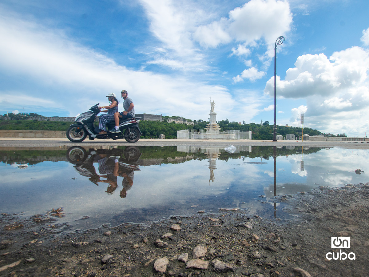 Área en la Avenida del Puerto usada para parqueo de ómnibus y otros autos de turismo, hoy vacía. Foto: Otmaro Rodríguez.