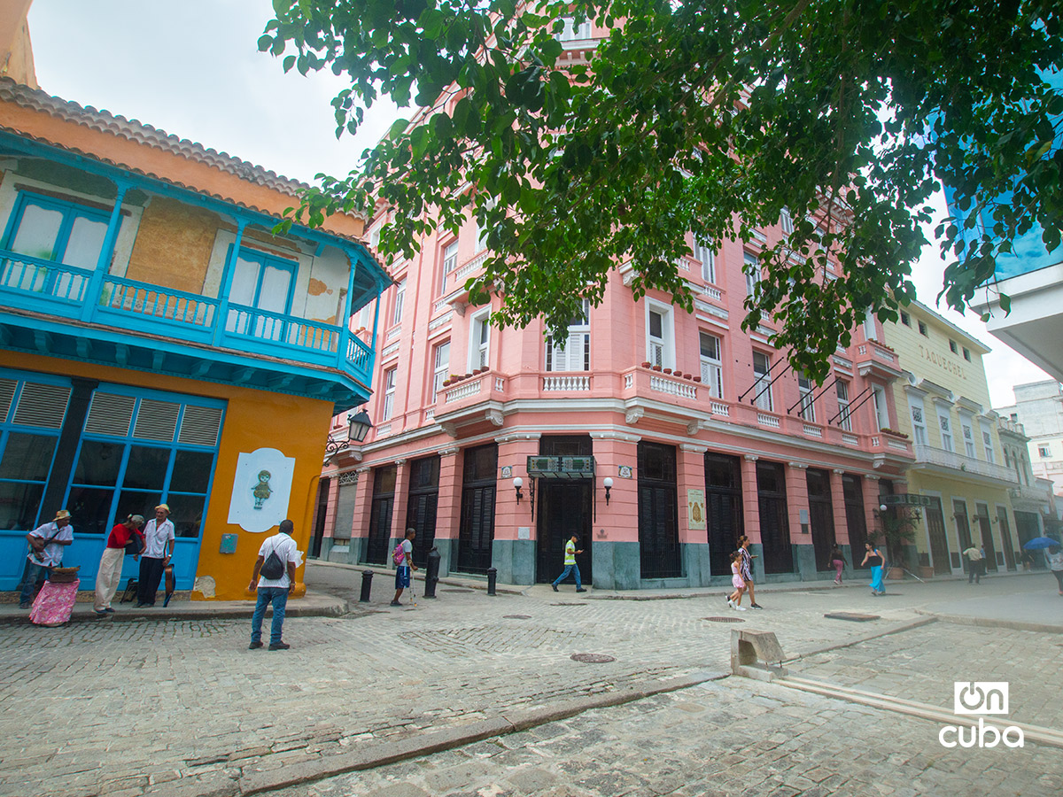 Calle Obispo y Mercaderes, zona muy visitada por turistas en otras épocas. Foto: Otmaro Rodríguez.