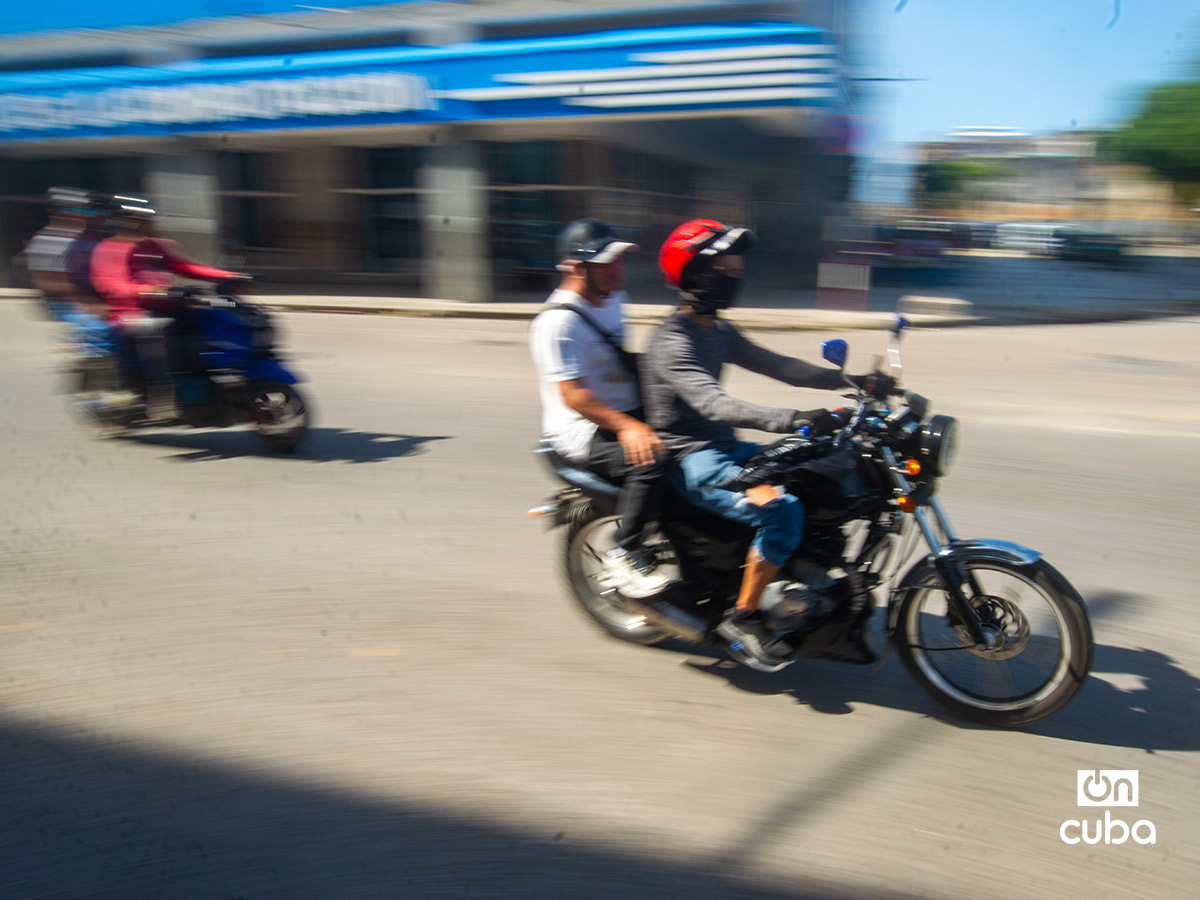 Motos con pasajeros en La Habana. Foto: Otmaro Rodríguez.