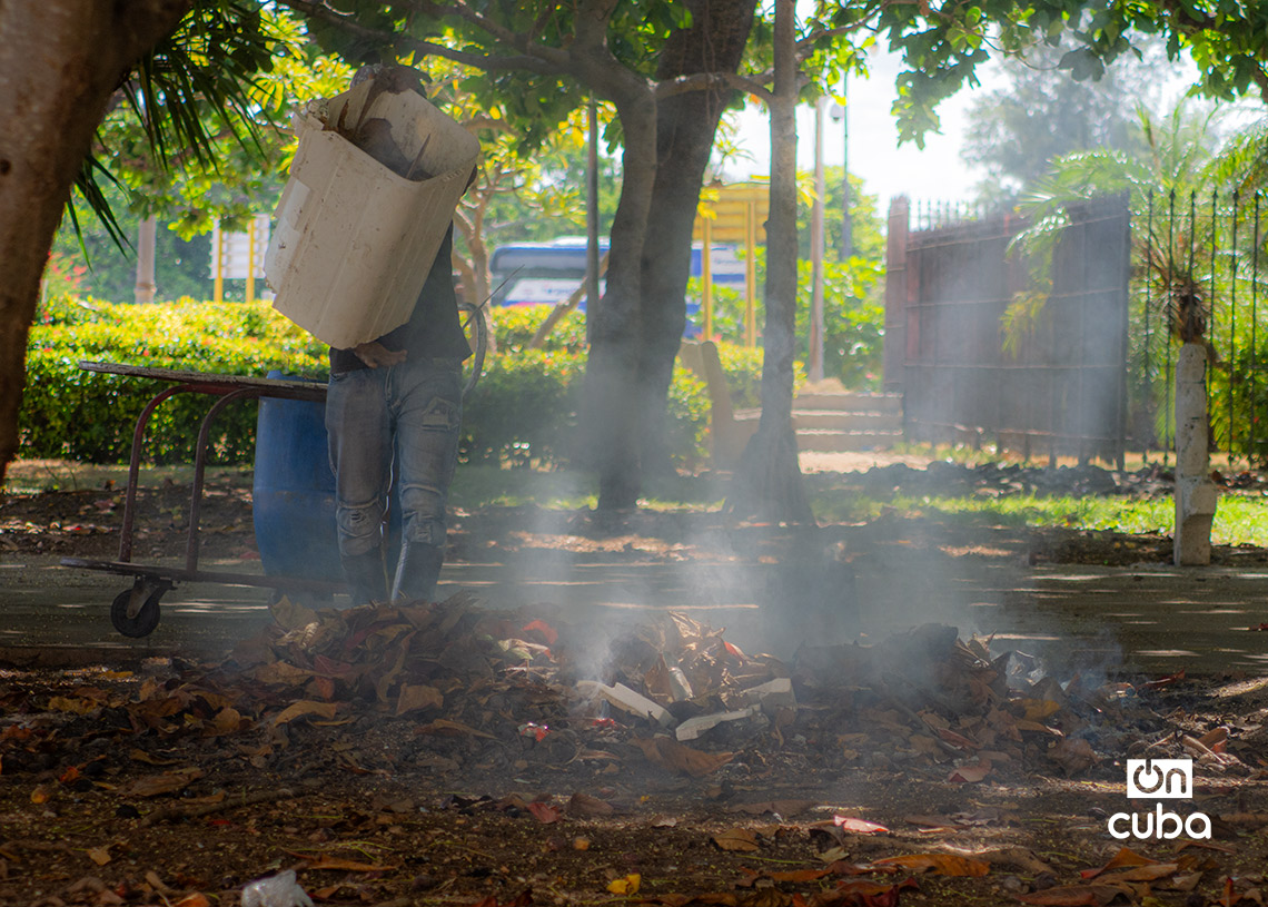 Acumulación de desechos en el Parque de los Enamorados, en La Habana. Foto: Otmaro Rodríguez.