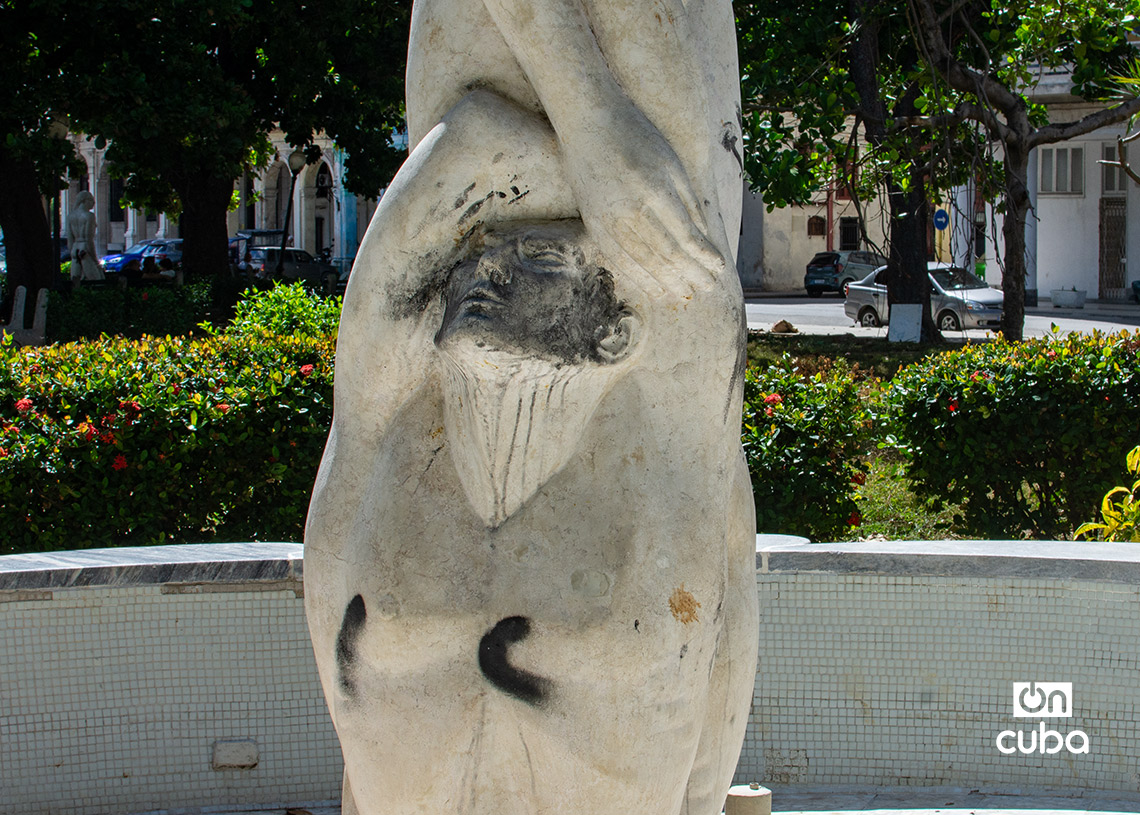 Grafitis y manchas en escultura del Parque de los Enamorados, en La Habana. Foto: Otmaro Rodríguez.