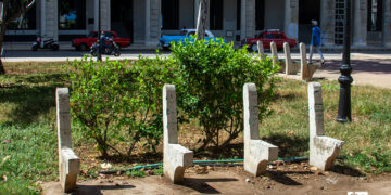 Banco en mal estado en el Parque de los Enamorados, en La Habana. Foto: Otmaro Rodríguez.