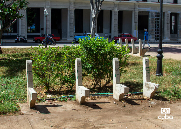 Banco en mal estado en el Parque de los Enamorados, en La Habana. Foto: Otmaro Rodríguez.