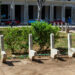 Banco en mal estado en el Parque de los Enamorados, en La Habana. Foto: Otmaro Rodríguez.