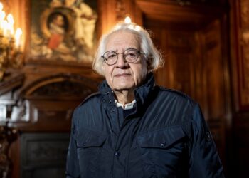 Fotografía de archivo del 17 de diciembre de 2021 del director de cine chileno Patricio Guzmán durante una entrevista con EFE en Madrid . Foto: EFE/Rodrigo Jiménez