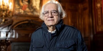 Fotografía de archivo del 17 de diciembre de 2021 del director de cine chileno Patricio Guzmán durante una entrevista con EFE en Madrid . Foto: EFE/Rodrigo Jiménez