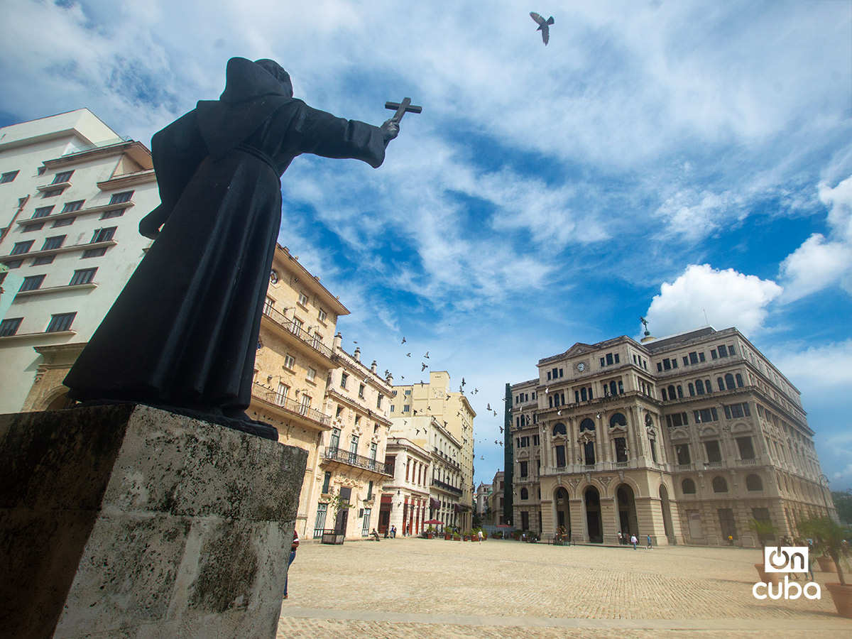 Plaza de San Francisco de Asís, en el centro histórico de La Habana, otrora siempre con visitantes y ahora mayormente vacía. Foto: Otmaro Rodríguez.