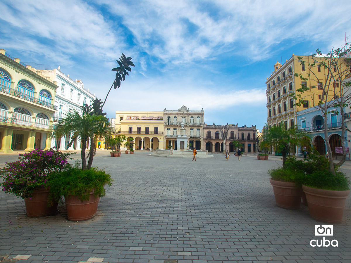 Plaza Vieja, en el centro histórico de La Habana, con apenas transeúntes. Foto: Otmaro Rodríguez.