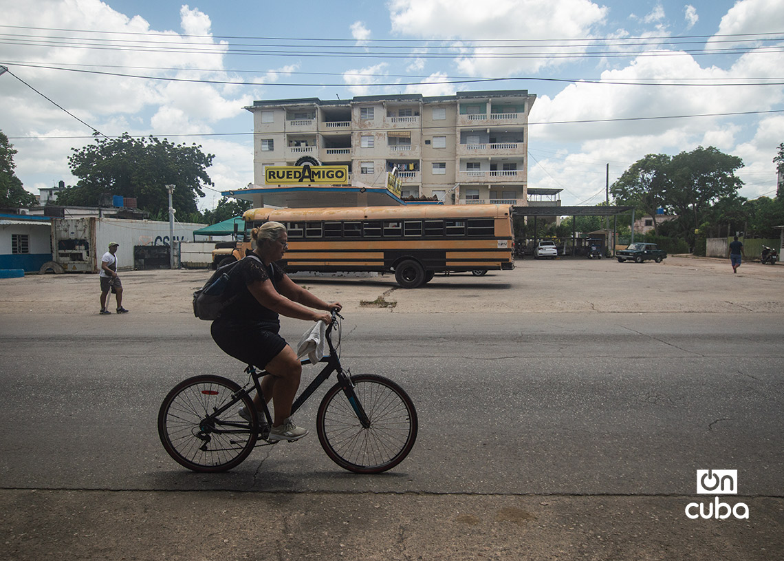 Un hombre en bicicleta por la calle 51 de La Lisa. Foto: Otmaro Rodríguez.