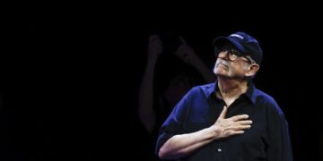 El icónico trovador  Silvio Rodríguez en el Liceu de Barcelona en el que repasó sus grandes éxitos y presentó temas de su último álbum, 'Quería saber', aparecido en 2024. Foto: EFE/Quique García