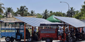 Personas cargan sus motos eléctricas en una 'solinera' el 31 de agosto de 2026 en La Habana (Cuba). Foto: Ernesto Mastrascusa/EFE.