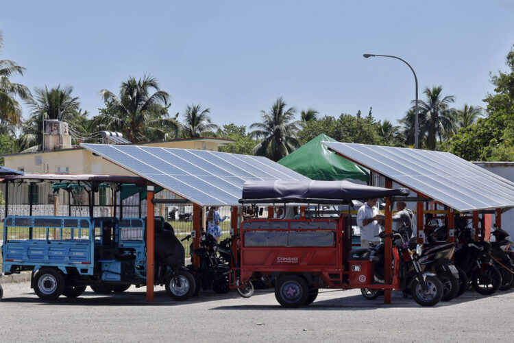 Personas cargan sus motos eléctricas en una 'solinera' el 31 de agosto de 2026 en La Habana (Cuba). Foto: Ernesto Mastrascusa/EFE.