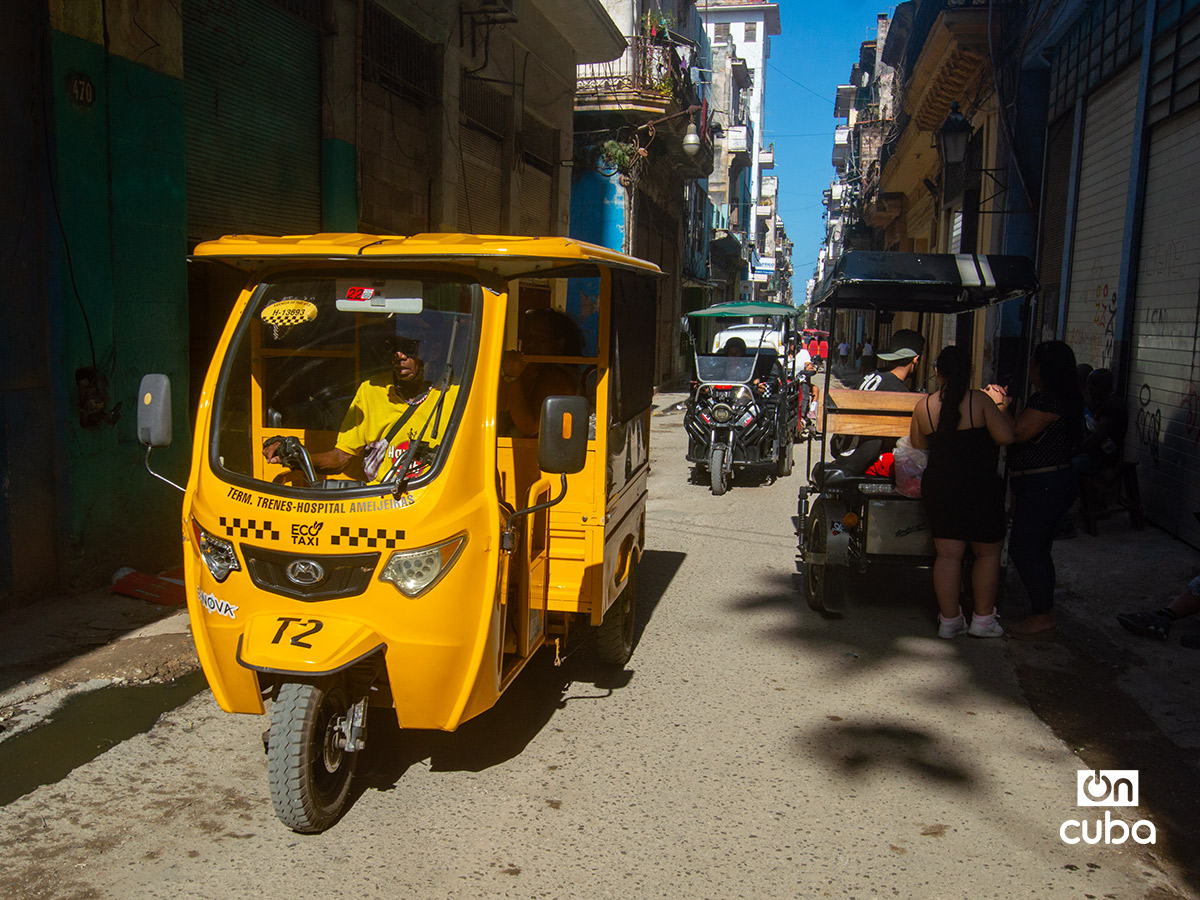 Triciclos eléctricos en La Habana. Foto: Otmaro Rodríguez.