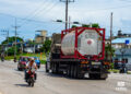 Un camión con combustible junto a otros vehículos en La Habana. Foto: Otmaro Rodríguez.