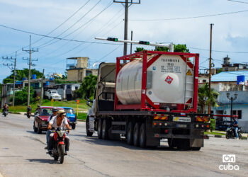 Un camión con combustible junto a otros vehículos en La Habana. Foto: Otmaro Rodríguez.