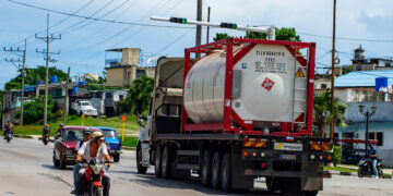 Un camión con combustible junto a otros vehículos en La Habana. Foto: Otmaro Rodríguez.