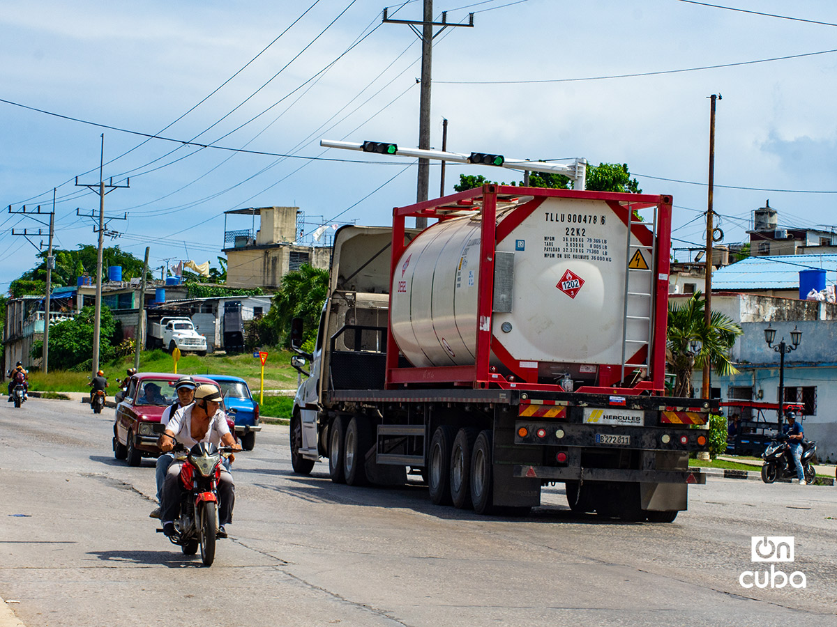 Un camión con combustible junto a otros vehículos en La Habana. Foto: Otmaro Rodríguez.